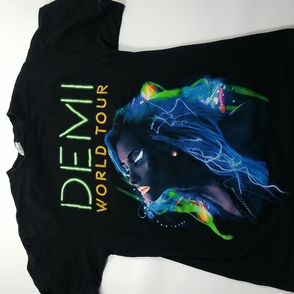 2014 Demi Lovato World Tour  Concert Tee Size Medium